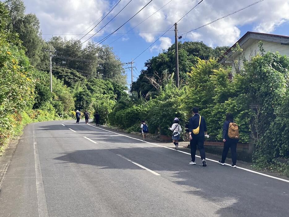 防災ウオークラリーで避難先へ向かって歩く