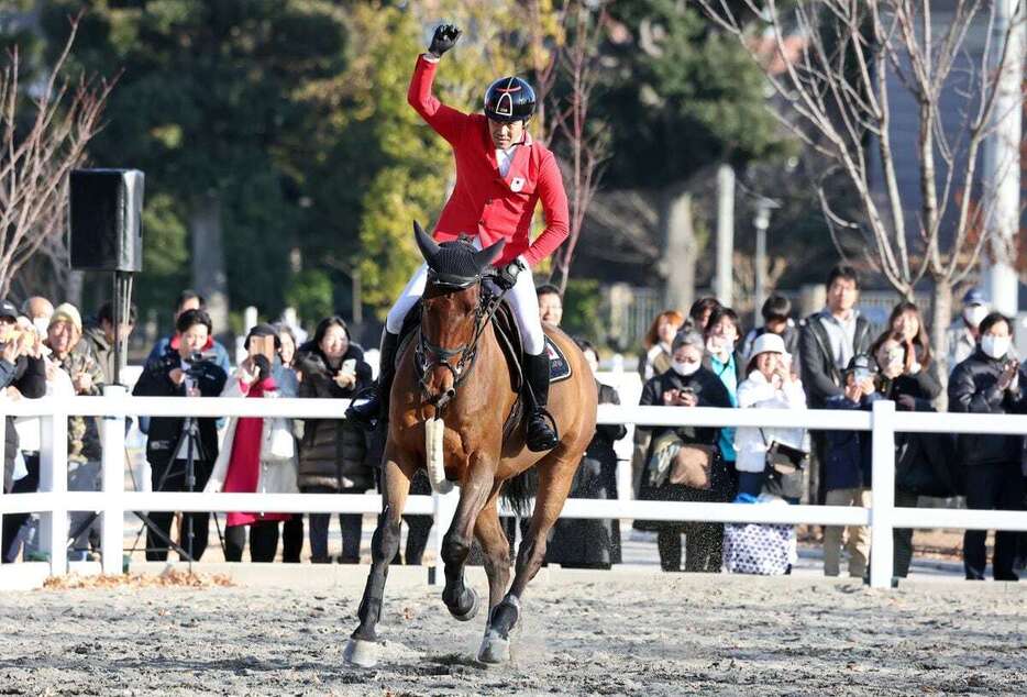 障害馬術のデモンストレーションを終え、ガッツポーズする大岩義明選手＝21日午後、東京都世田谷区のJRA馬事公苑（鴨志田拓海撮影）