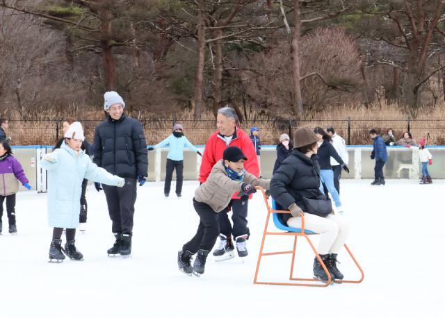 今季の営業が始まったえびの高原アイススケート場＝２１日午前、えびの市