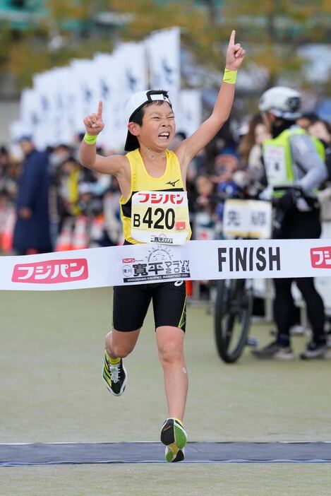 【フジパンプレゼンツ淀川寛平マラソン2024】「小学3～4年3キロ」　男子トップの堂上櫂さん＝淀川河川公園（撮影・甘利慈）