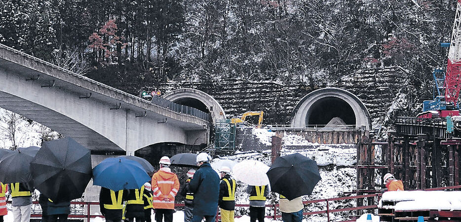 現袴腰トンネル（左）の横に掘削される新トンネルの入り口部分。計４車線を確保する＝南砺市田下