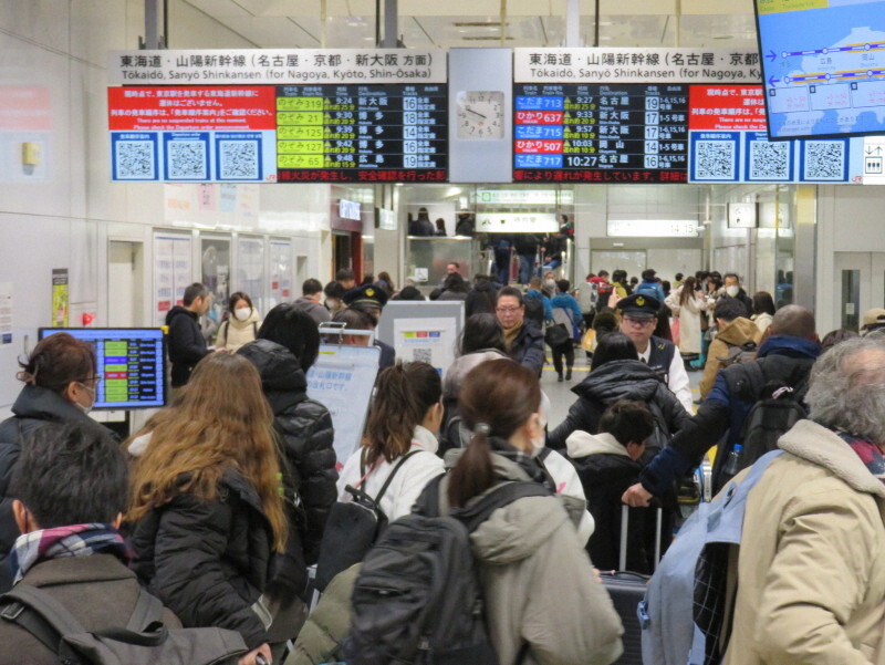 帰省ラッシュで混雑する新幹線改札＝JR東京駅で2024年12月28日午前9時49分、鳥井真平撮影