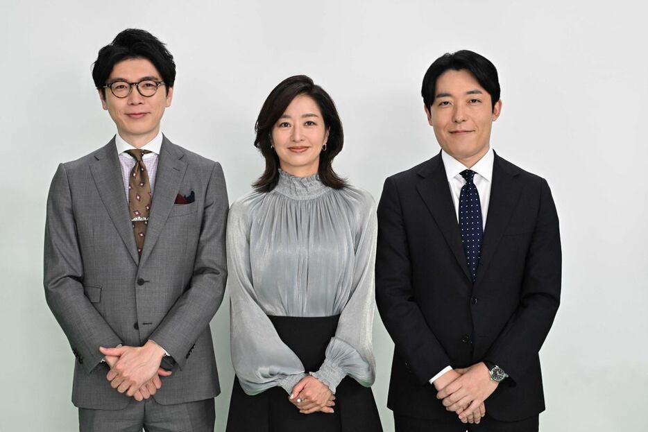 TBS「報道の日2024」でMCを務める左から井上貴博アナウンサー、膳場貴子、中田敦彦ⒸTBS