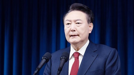 ７日午前、ソウル竜山（ヨンサン）大統領室のブリーフィングルームで非常戒厳に関する国民向け談話を発表し、謝罪した尹錫悦（ユン・ソクヨル）大統領。　大統領室提供