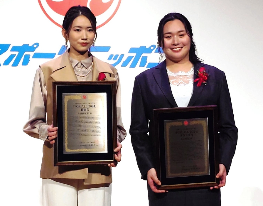 　写真撮影に応じる古賀紗理那さん（左）と北口榛花