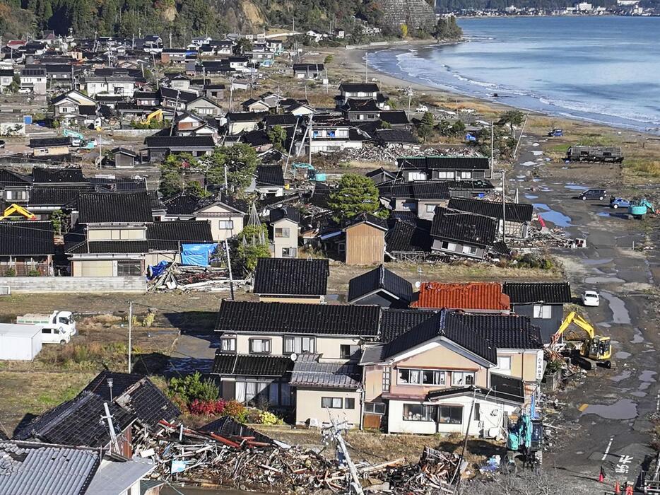 解体作業が続くものの、いまだ被災したままの家屋が目立つ石川県珠洲市宝立町の沿岸部＝10日（ドローンから）