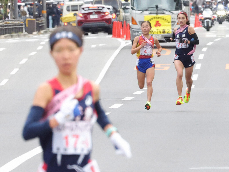 5区、大阪薫英女学院の小田美月（右）を抜き、2位に立つ仙台育英の細川あおい（中央）。左は先頭の長野東の田畑陽菜＝京都市内で2024年12月22日、長澤凜太郎撮影