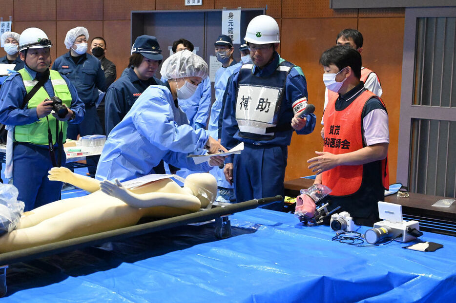 約100人が参加した遺体収容所の運営訓練。訓練場所にはなったが有事の遺体収容場所には想定されていない＝11月中旬、松崎町勤労者体育センター