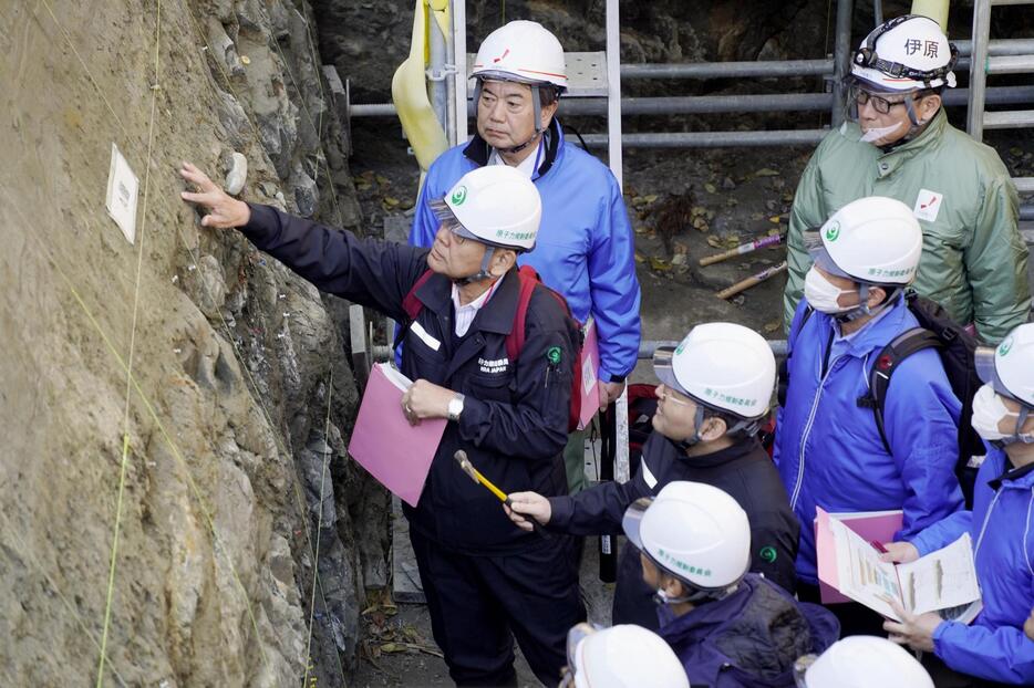 中部電力浜岡原発の敷地北側の断層を調べる原子力規制委員会の担当者ら＝16日午後、静岡県御前崎市