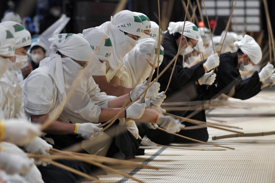 西本願寺で行われた年末恒例の「すす払い」＝20日午前、京都市下京区