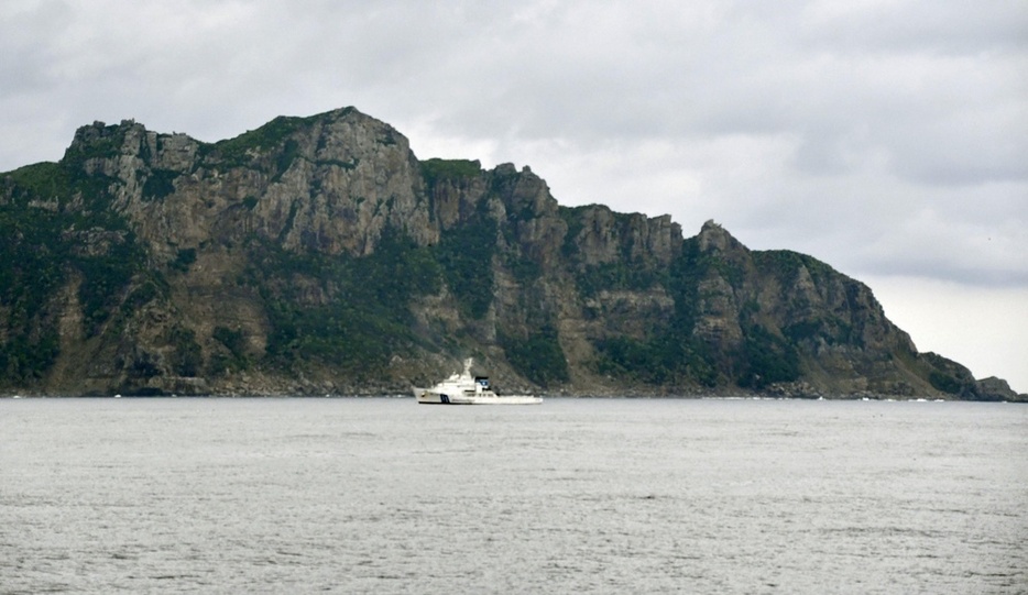 沖縄県・尖閣諸島の魚釣島＝4月