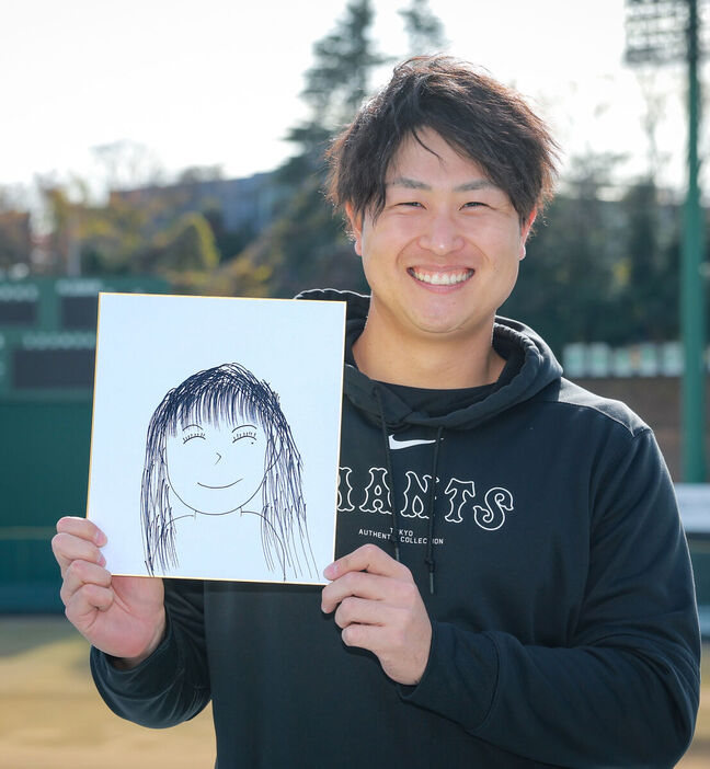 妻の似顔絵を色紙に描き笑顔を見せた亀田啓太