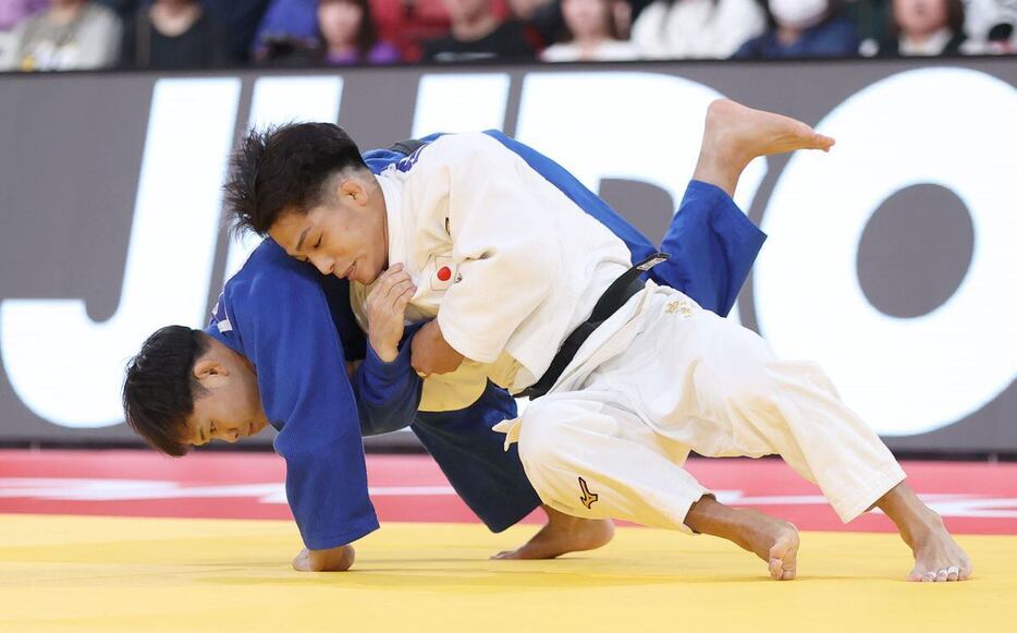 永山竜樹に勝利した中村太樹（右）（撮影・酒井真大）