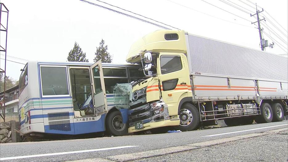 路線バスとトラックが正面衝突　４人重軽傷　広島・安芸高田市