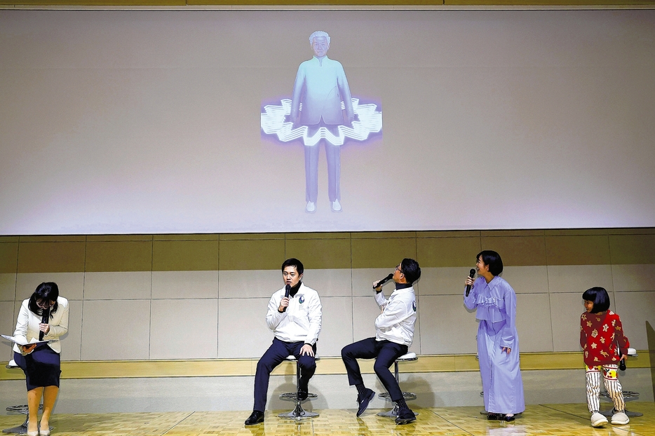 20日の発表会で披露された、横山英幸・大阪市長（真ん中）の生体情報を基にしたアバター（大阪市内で）