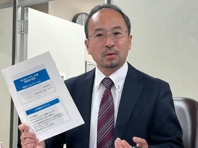 法廷でのプレゼン資料を示し説明する大城聡弁護士