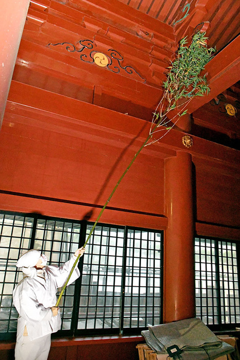 年越しに向け、すす払いした＝鶴岡市・出羽三山神社