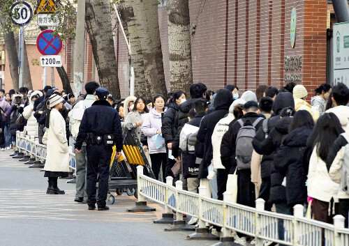 １日、北京で、国家公務員試験の会場に入る大勢の受験生ら＝大原一郎撮影