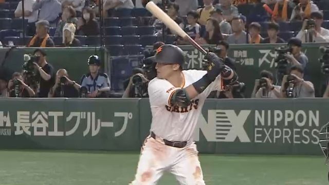 バットを短めに持っていた吉川尚輝選手(画像:日テレジータス)