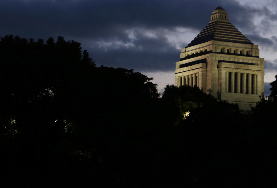 　１２月２７日、政府は２７日、２０２５年度一般会計予算案を閣議決定した。写真は国会議事堂。２０１４年１２月撮影（２０２４年　ロイター/Yuya Shino）