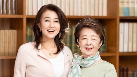 秋吉久美子さん（左）と下重暁子さん（写真：新潮社）