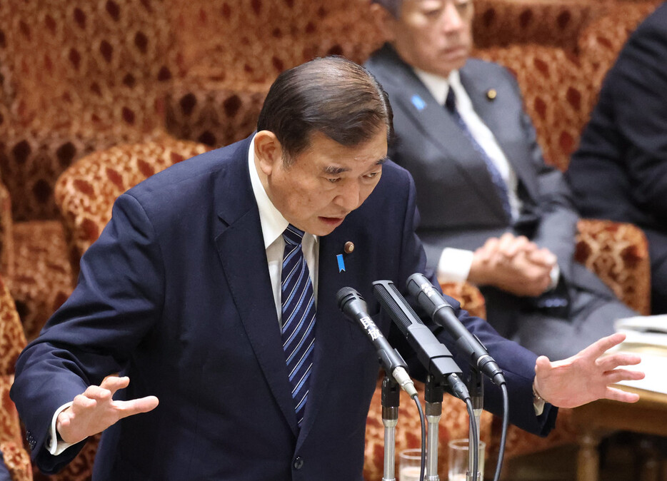 参院予算委員会で答弁する石破茂首相＝１７日午前、国会内