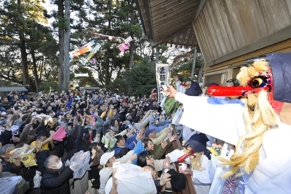 悪態まつりで参拝客に餅やお菓子をまく天狗=笠間市泉