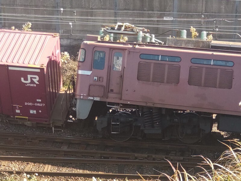 脱線したJR貨物の貨物列車＝鹿児島県薩摩川内市のJR川内駅で2024年12月12日午前10時ごろ、取違剛撮影