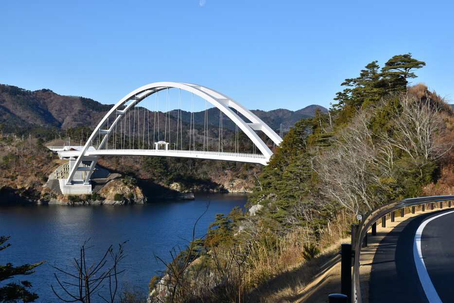 完成した出島大橋＝１９日午前、宮城県女川町