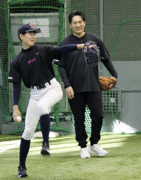 東京都内で開かれた野球教室で中学生に指導する田中将大投手＝8日