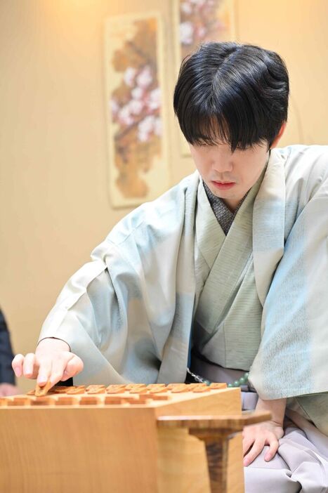 竜王戦第６局に臨む藤井聡太竜王（日本将棋連盟提供）