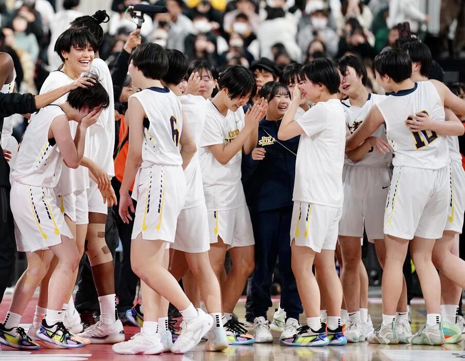 ウインターカップ2024女子決勝　京都精華学園対慶誠　優勝を決め歓喜する林咲良（左）ら京都精華学園の選手たち（撮影・横山健太）