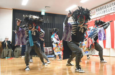 川西大念仏剣舞の演目「六人怒者」を披露する会員