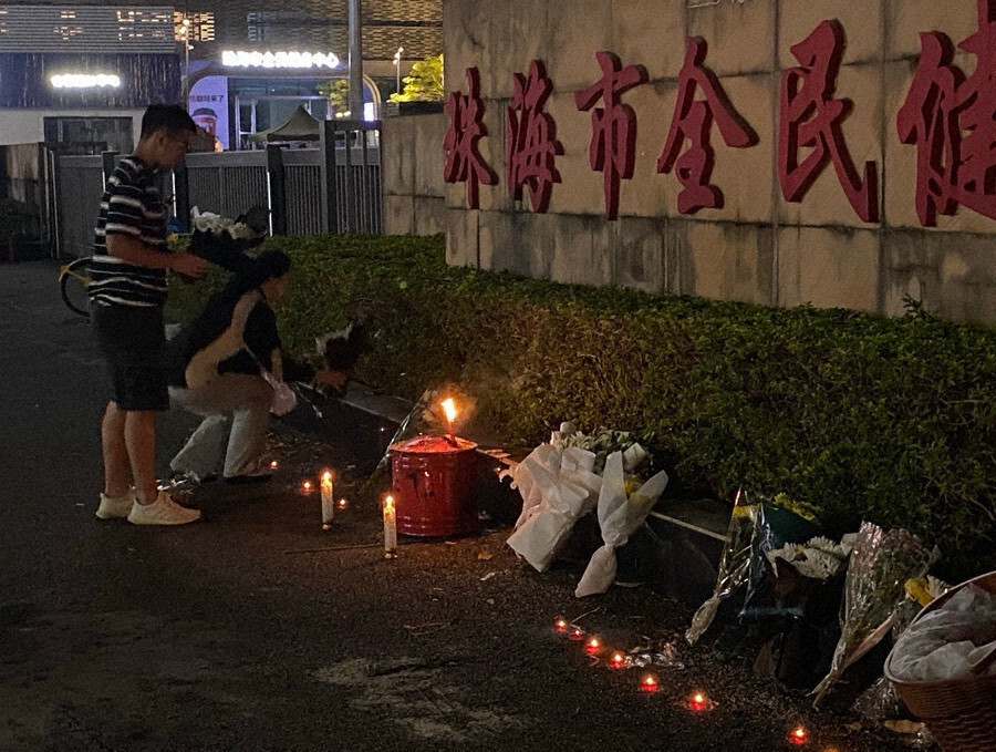 車の暴走で35人が死亡した体育施設前で献花をする市民ら＝中国広東省珠海市で2024年11月12日午後9時25分、岡崎英遠撮影