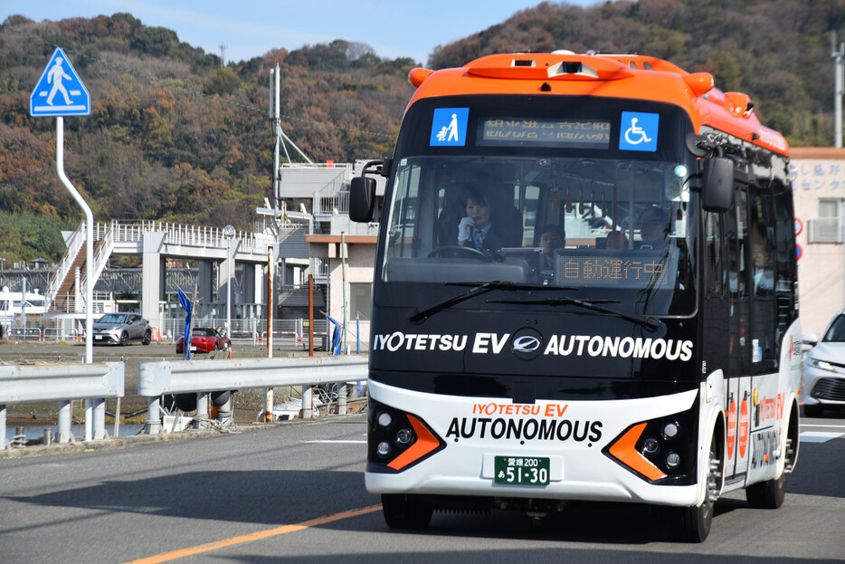 全国で初めて自動運転「レベル４」で営業運行される路線バス＝２５日午後、松山市