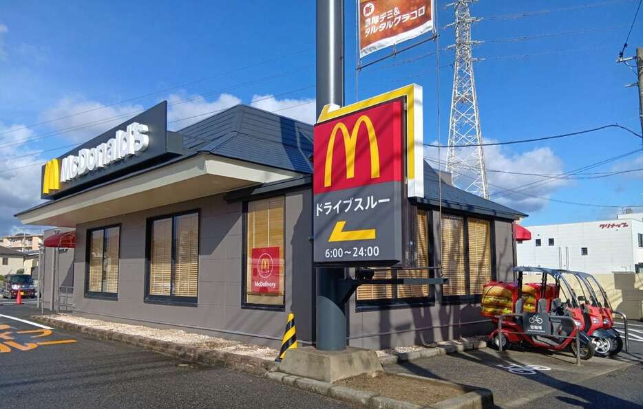 中学生2人が殺傷される事件のあったマクドナルドの店舗＝19日午前、北九州市小倉南区