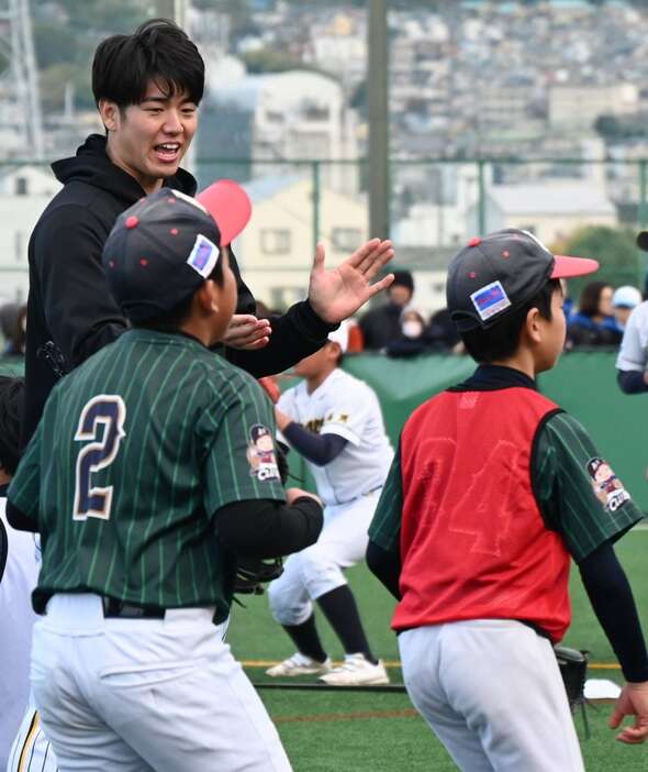 厳しい寒さとなった花園で、少年たちを励ます阪神・石黒。来季注目したい若虎の一人だ