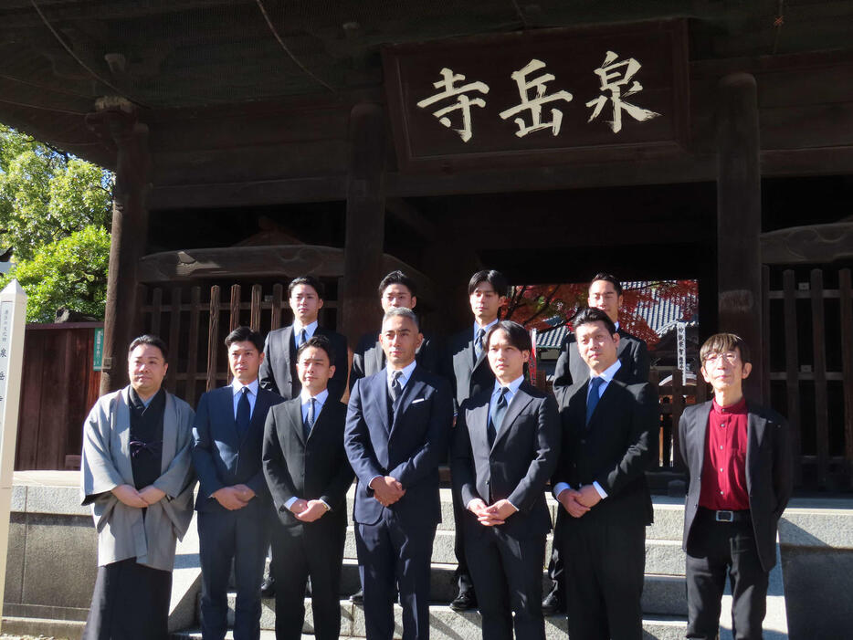 「双仮名手本三升　裏表忠臣蔵」上演に向け、泉岳寺を墓参した、前列左から藤間勘十郎、大谷廣松、中村種之助、市川團十郎、中村歌昇、中村児太郎、石川耕士さん、後列左から中村歌之助、中村福之助、市川男寅、中村虎之介