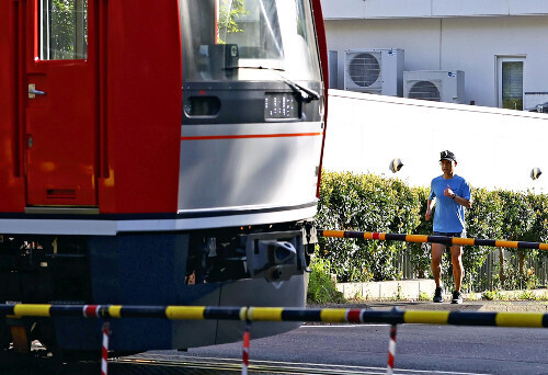 小涌谷踏切を通過する電車。箱根駅伝の時には鉄道会社の協力で、ランナーを優先して通行させてくれる