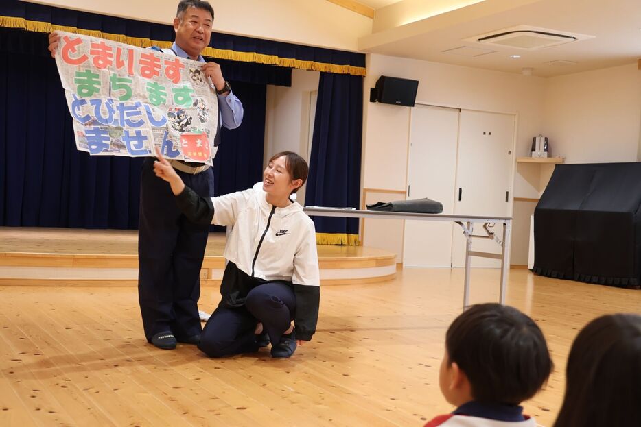 交通安全教室で園児に手品を披露する白川警部補=5月、東みよし町のみのだ認定こども園