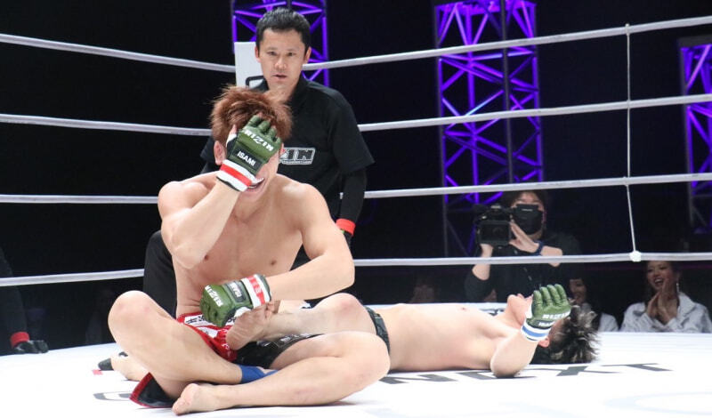 MMA初挑戦の奥山（右）が白川（左）に勝利