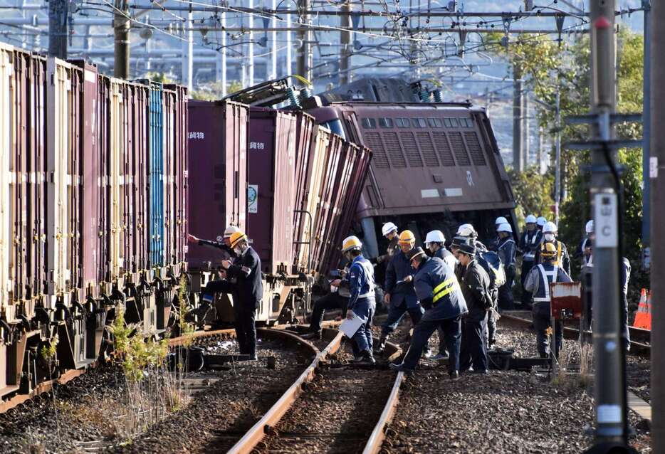 脱線した列車を調べる関係者＝１２日、薩摩川内市の川内駅