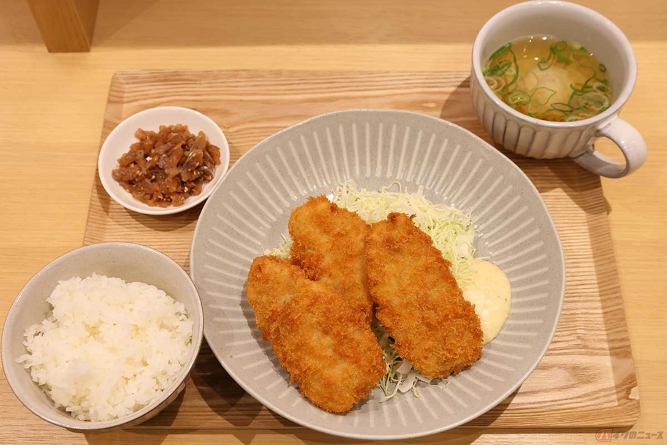 「三陽食堂　東京駅ヤエチカ店」の「アジフライ定食（3枚）」。アジフライの聖地、長崎県松浦市のアジフライがリーズナブルに食べられる