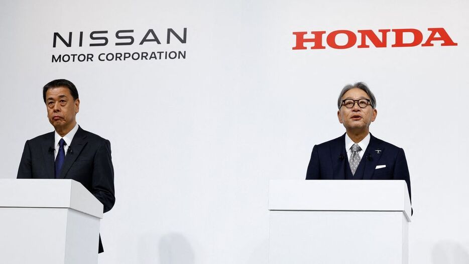 日産自動車の内田誠社長（左）とホンダの三部敏宏社長