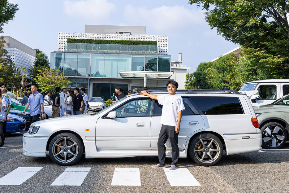 日産ステージアとオーナーの佐々木さん。ステージアはステーションワゴンならではの、伸びやかなシルエットがお気に入りだそうです。