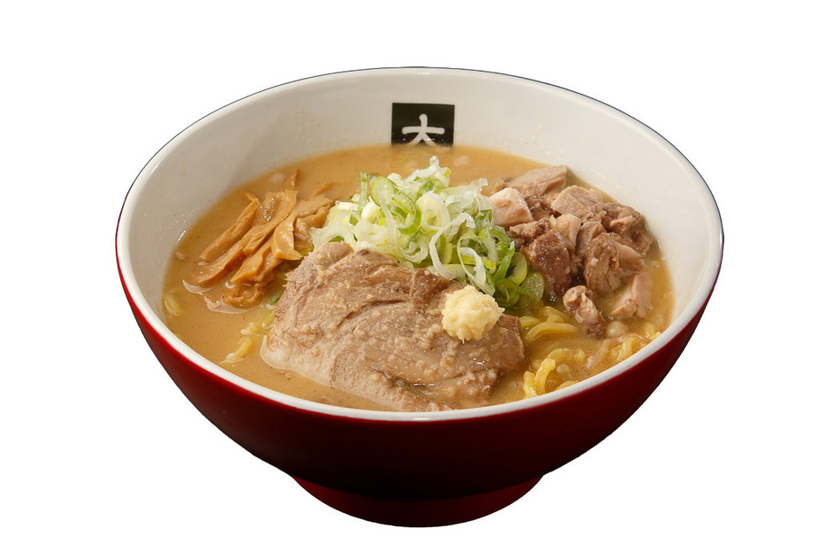 ニンニクと生姜の香りが引き立つ濃厚スープ。札幌の名門「森住製麺」の縮れたまご麺との相性も抜群だ