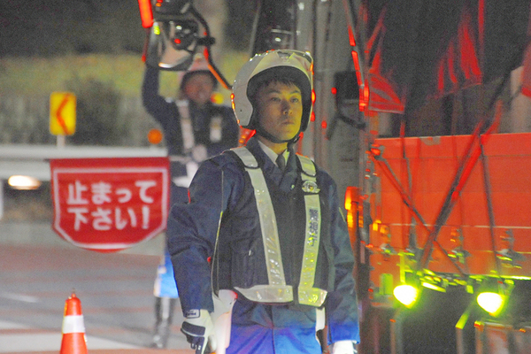 12月6日に都下一斉で行われた飲酒検問。大型トラックから自転車まであらゆる乗りものを停止させた（中島みなみ撮影）。