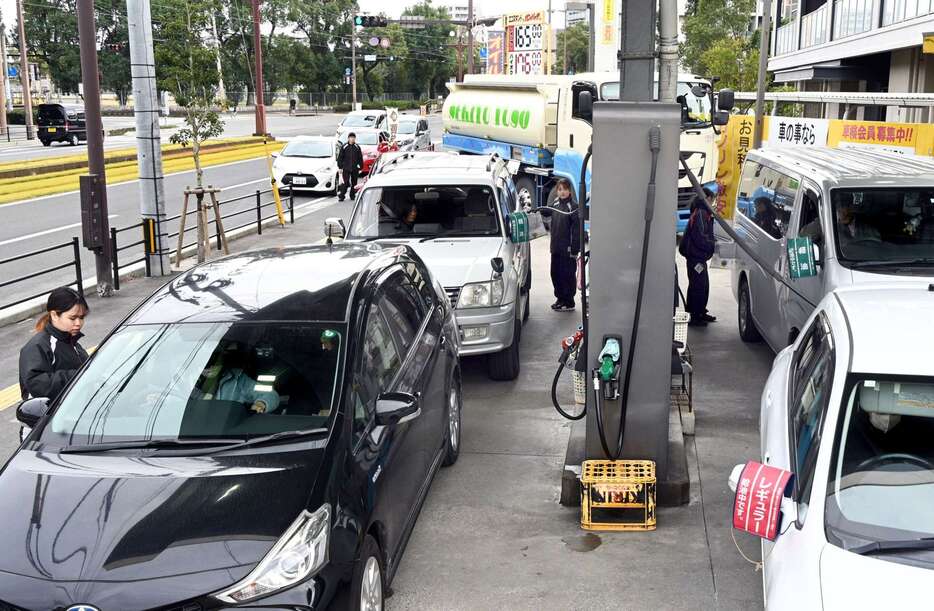 給油する車で混雑するガソリンスタンド＝１８日午後、鹿児島市郡元１丁目