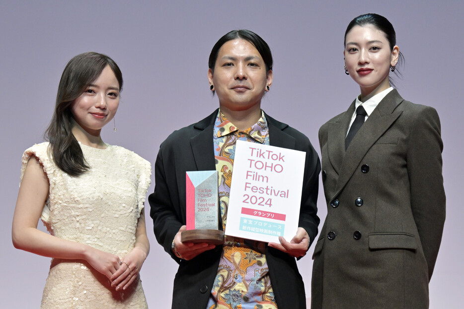 縦型ショート映画の「ＴｉｋＴｏｋ　ＴＯＨＯ　Ｆｉｌｍ　Ｆｅｓｔｉｖａｌ　２０２４」でグランプリを獲得し、三吉彩花さんと齊藤京子さんに表彰される映画「遊園人」の”一寸先はおじ”さん＝１９日、都内