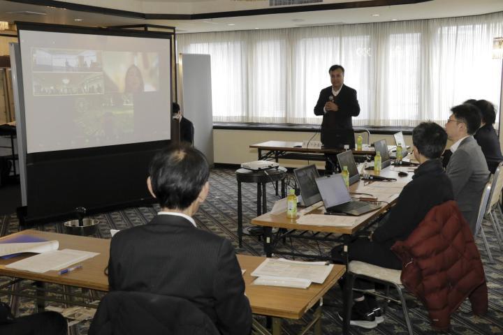 県民アンケートの実施を決めた検討委員会＝24日午前、松山市大街道3丁目